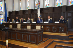 A képen a BM OKF főigazagtója, humánszolgálat-vezetője, a Hajdú-Bihar megyei önkormányzat vezetői, valamint a távozó és az új megyei katasztrófavédelmi igazgató