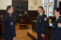 Pintér Antal Tamás tűzoltó ezredes átveszi kinevezését az országos katasztrófavédelmi főigazgatótól.