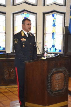 Dr. Góra Zoltán tűzoltó altábornagy, országos katasztrófavédelmi főigazgató köszöntőt mond a beiktatáson.