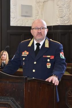 Kovács Ferenc tűzoltó dandártábornok, leköszönő igazgató búcsúbeszédet mond.