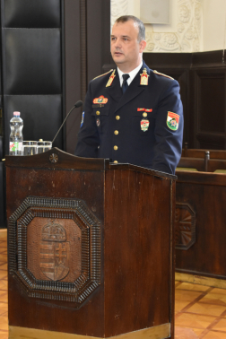 Pintér Antal Tamás tűzoltó ezredes, megyei katasztrófavédelmi igazgató székfoglalóját mondja a pulpituson.