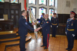 Kovács Ferenc átadja a csapatzászlót Pintér Antal Tamásnak.