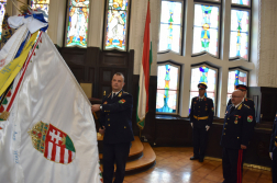 Pintér Antal Tamás tűzoltó ezredes meglengeti a csapatzászlót.