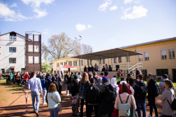 A látogatók az iskola udvarán