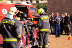 Roncsvágási gyakorlatot tekinthettek meg a látogatók az iskola udvarán