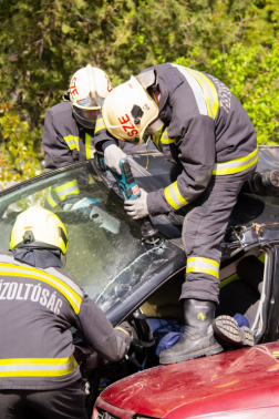 Az autók szélvédőjét vágják szét a tűzoltók a bemutatón