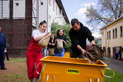 A látogatókat is bevonták a feladatokba, vízhordás