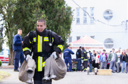 A látogatók tömlőkkel is futhattak, kipróbálva, milyen fizikai erőnlét szükséges a tűzoltók munkájához