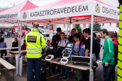 A bemutatón a Pest Megyei Kutató-mentő Szolgálat is jelen volt.