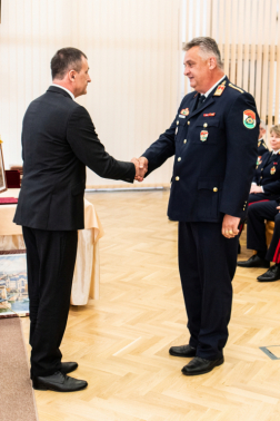 Elismerések átadása