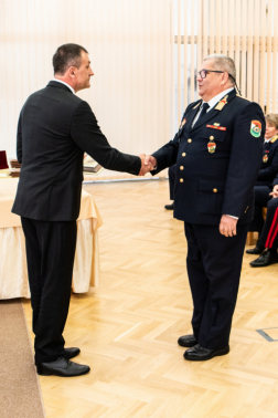 Elismerések átadása