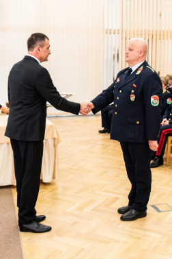 Elismerések átadása