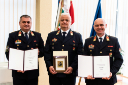 Elismerések átadása