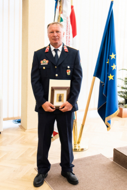 Elismerések átadása